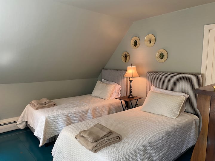 Otro dormitorio en la planta superior cuenta con dos camas individuales.
