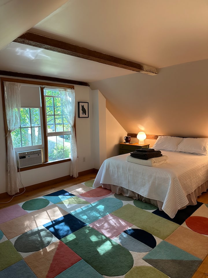 El dormitorio en Owl's Nest Cottage está arriba y cuenta con una cama tamaño queen.