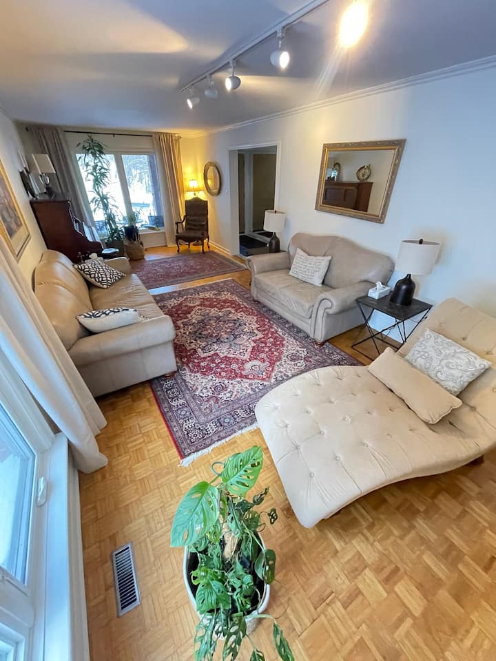 Four Bedroom House Walking Distance From Downtown - Bolton, ON, Canada