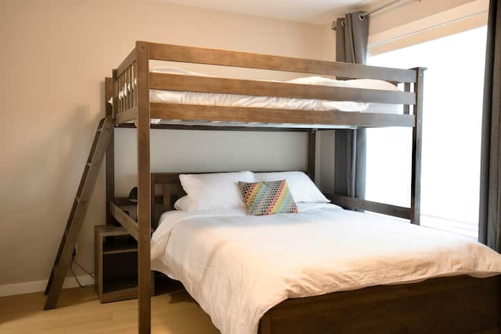 ერთი დიდი საწოლი. ზედა საწოლი ორმაგია და მასზე დასაშვები მაქსიმალური წონაა 90 კგ. შესაფერისია მოზრდილებისა და ბავშვებისთვის. 