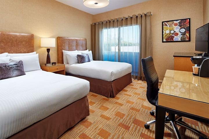 Modern Stay Near Beverly Center - 0.5 Mi | Parking - West Hollywood