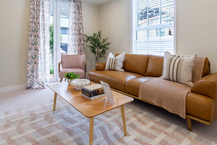 Classic Charm Meets Modern Comfort +Parking - Christchurch