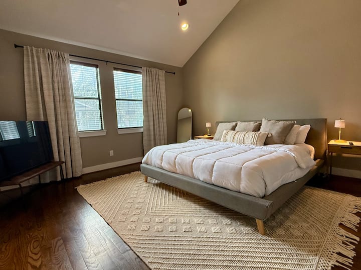 U glavnoj spavaćoj sobi nalazi se veliki bračni krevet, zavjese za zamračivanje za miran san i uređaj za stvaranje zvukova koji će vam pomoći da se potpuno opustite.