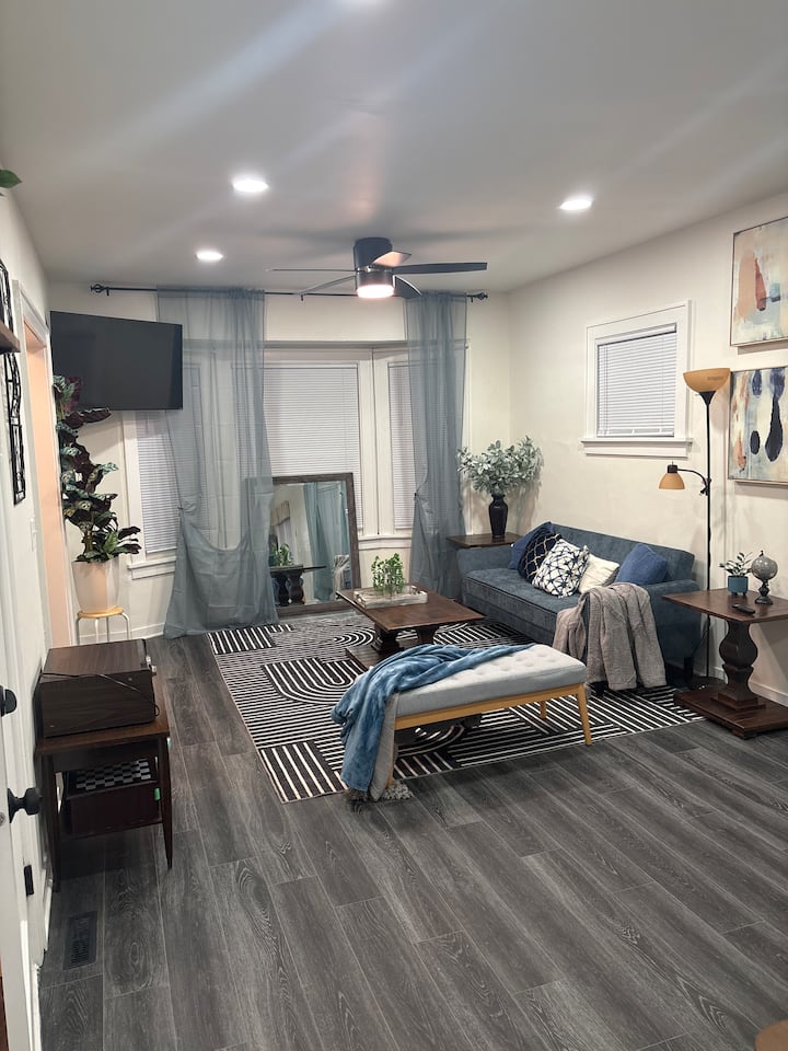 Apartment In Milwaukee - Milwaukee, WI