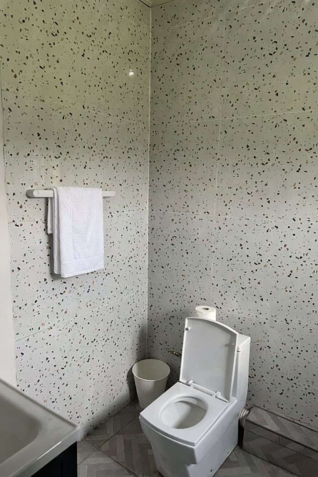 Full bathroom 2 image 3