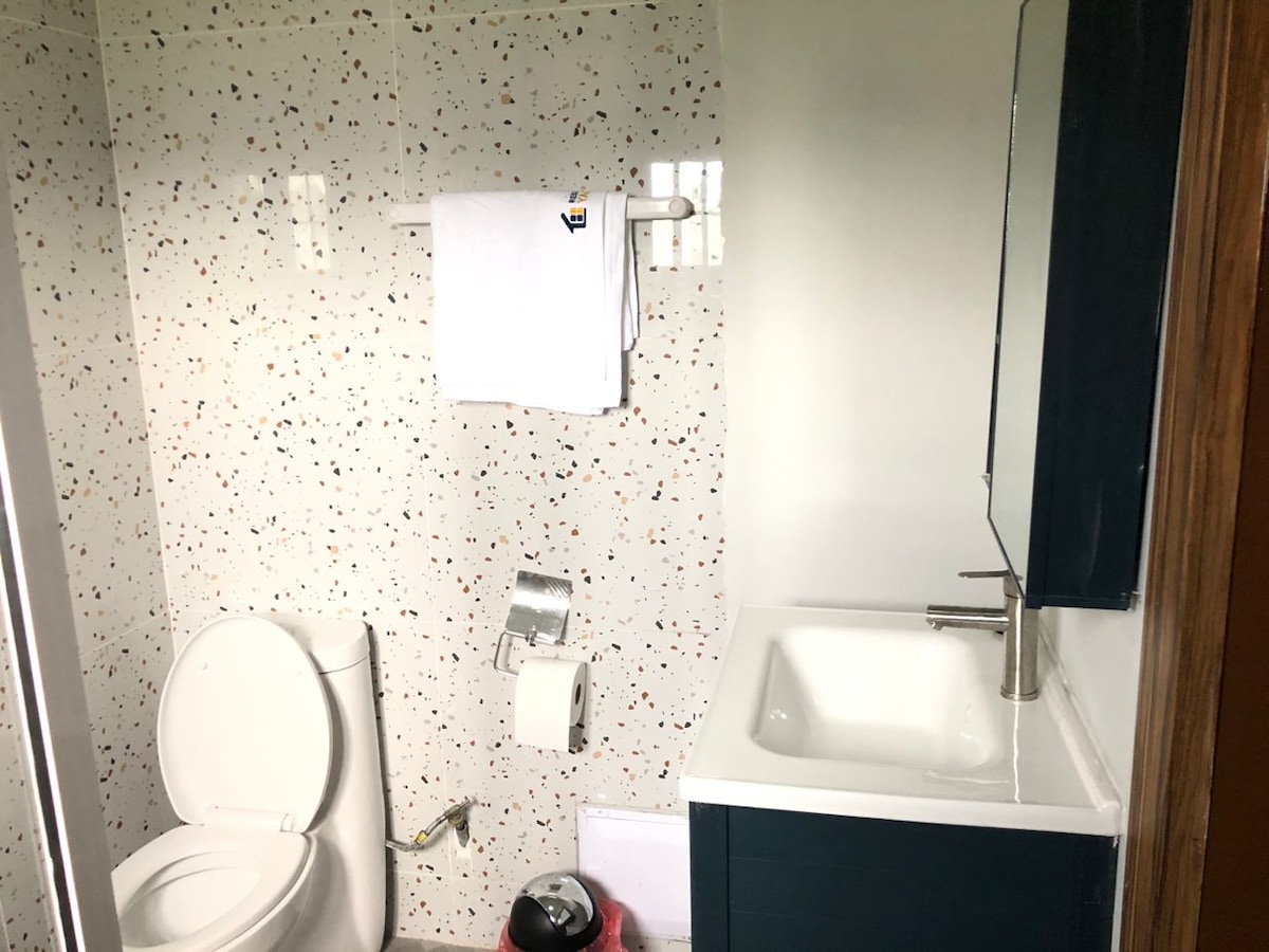 Full bathroom 2 image 1