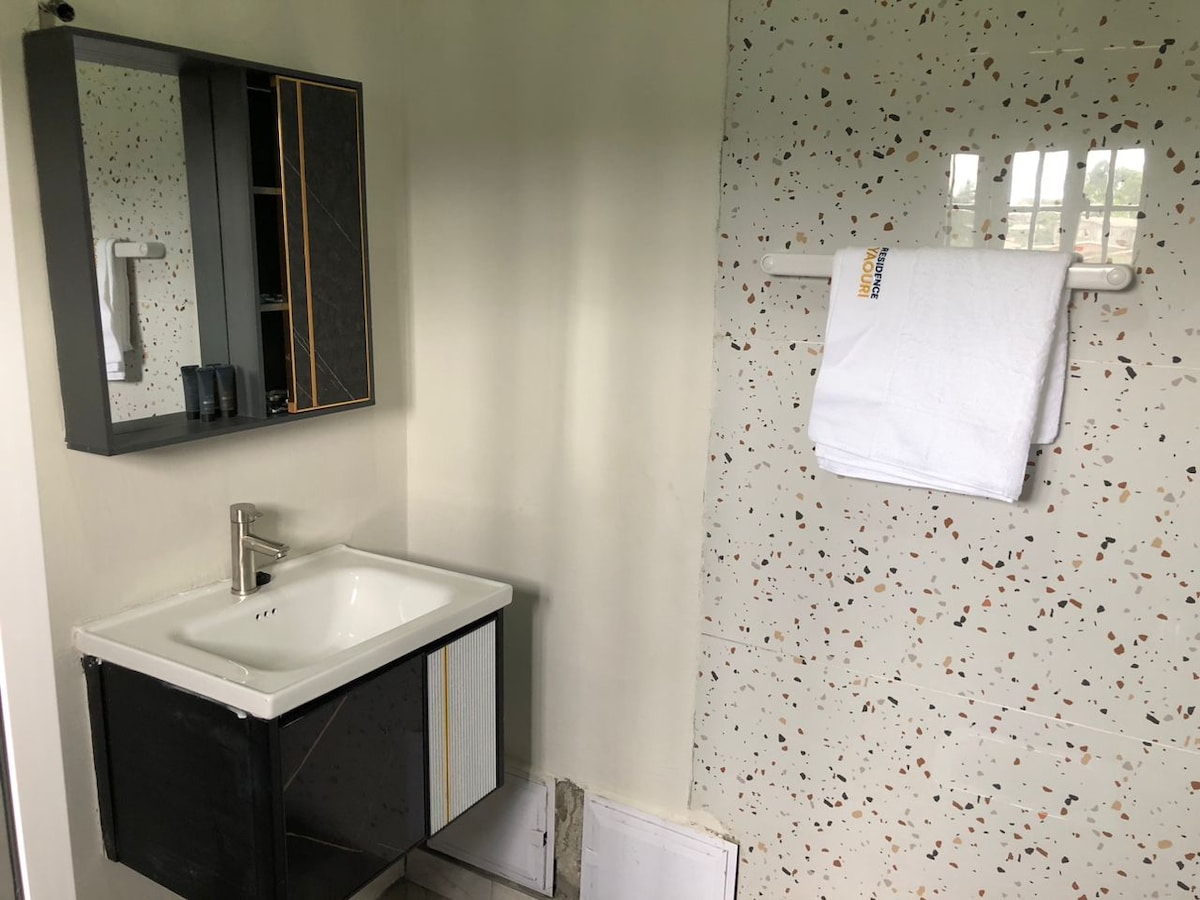 Full bathroom 2 image 4