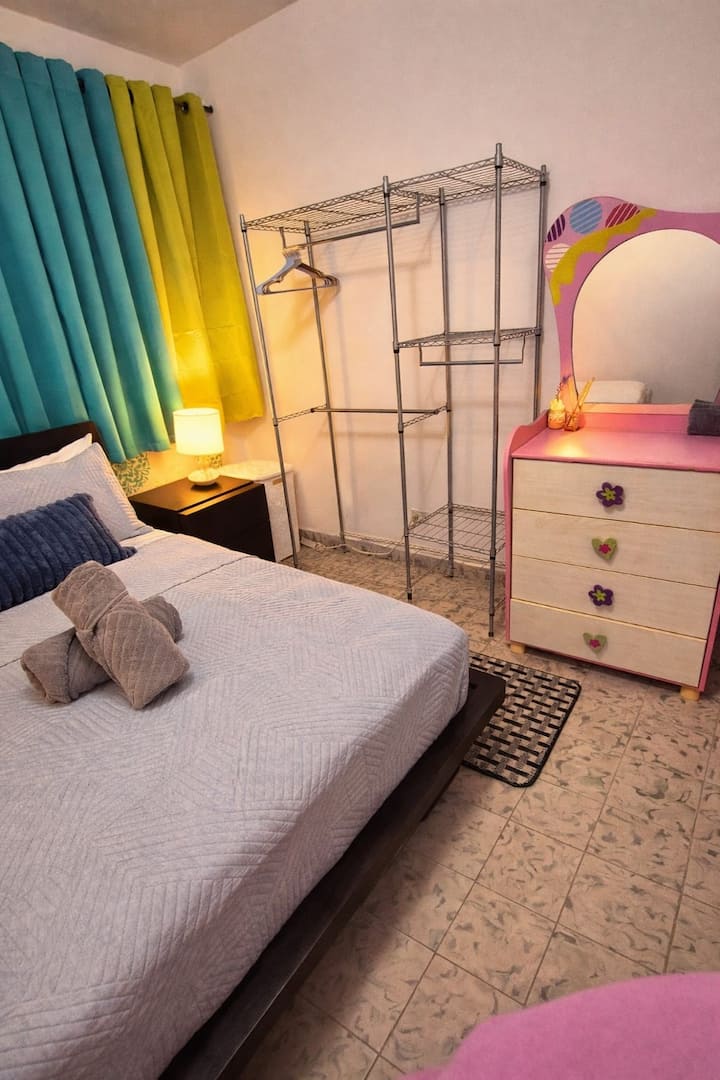 Disfruta de un espacio tranquilo y , ideal para descansar después de un  paseo. La habitación cuenta con cama confortable, iluminación cálida, un ambiente agradable y relajante.
El espacio está diseñado para que te sientas como en casa,