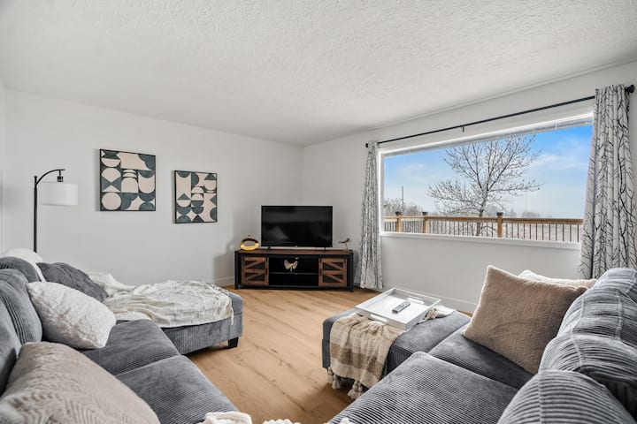 Private 5br Acreage | Sleeps 11 | Pets | Events - Okotoks