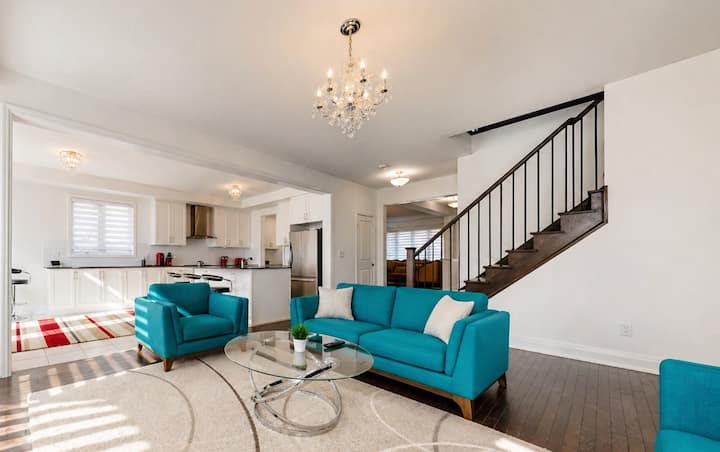 Modern 4br Home | Family Friendly | Parking - Bradford, ON, Canada
