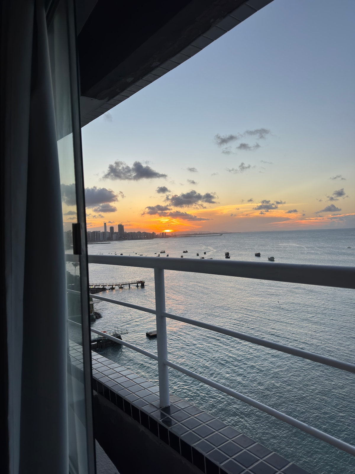 Foto do anúncio de Apartamento 5 Pessoas - Frente ao Mar - Aceita Pet em Mucuripe, Fortaleza