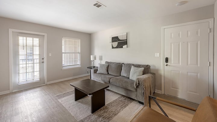 Landing | Beautiful 2bd, Clubhouse, Game Room - Charlottesville, VA