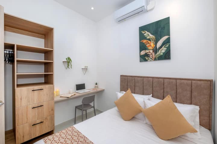 Habitación con Cama Queen , cómoda en ambiente cálido y decorado con detalles únicos, Aire Acondicionado, TV Smart TV , espacio para trabajar y closet para organizar la ropa con perchas.