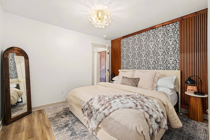 Suite principal con muchas almohadas y mantas para tu comodidad