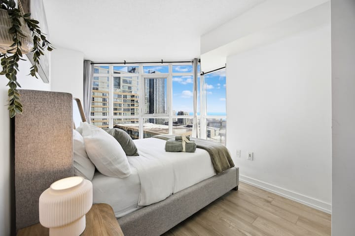 ¡Cómodo colchón y almohadas de espuma viscoelástica! ¡Duerme con las vistas a la ciudad y al lago en nuestro acogedor dormitorio!