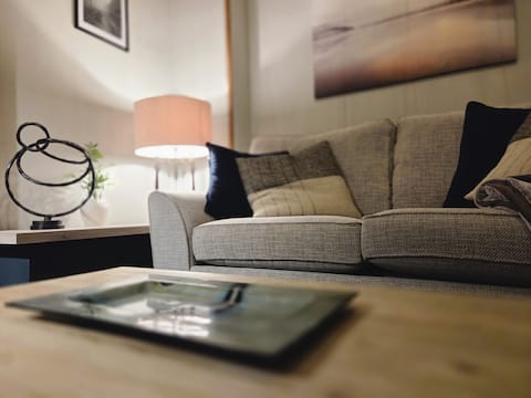 Successful Airbnb property: Central 2-Bed | Walk to City | Parking Nearby in Glasgow City