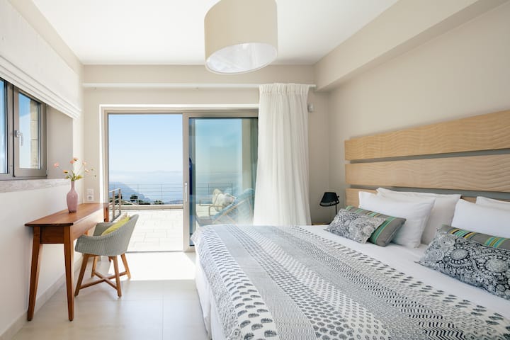 Hlavné apartmá ponúkajúce zvýšené súkromie a nádherný výhľad na Líbyjské more.
