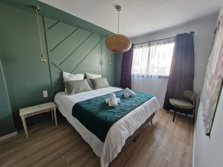 סוויטת מאסטר ראשונה עם חדר רחצה ושירותים פרטיים.