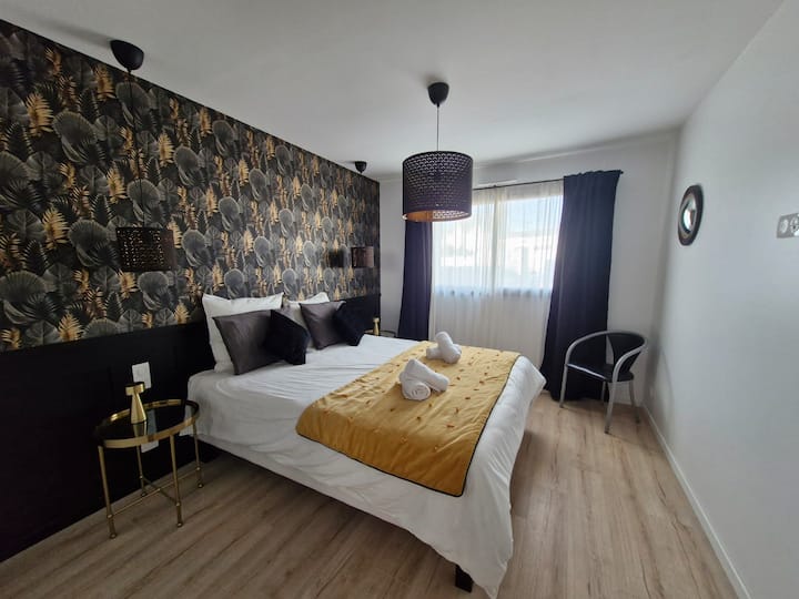 סוויטת מאסטר שנייה עם חדר רחצה ושירותים פרטיים.