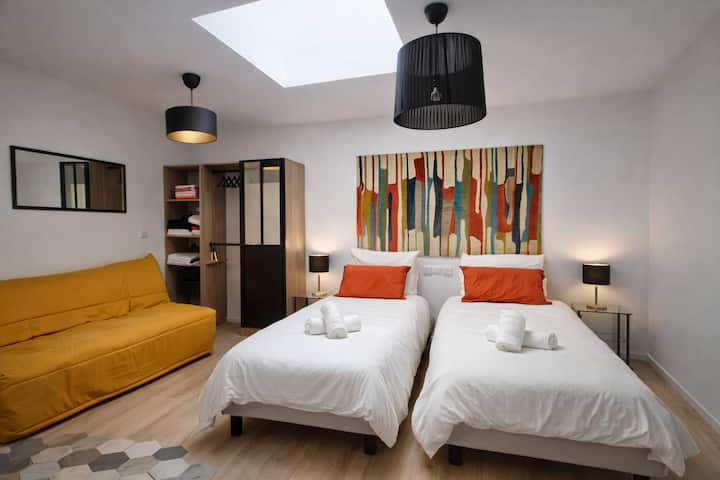 סוויטה שלישית עם חדר רחצה פרטי, השירותים ממוקמים בחדר נפרד.