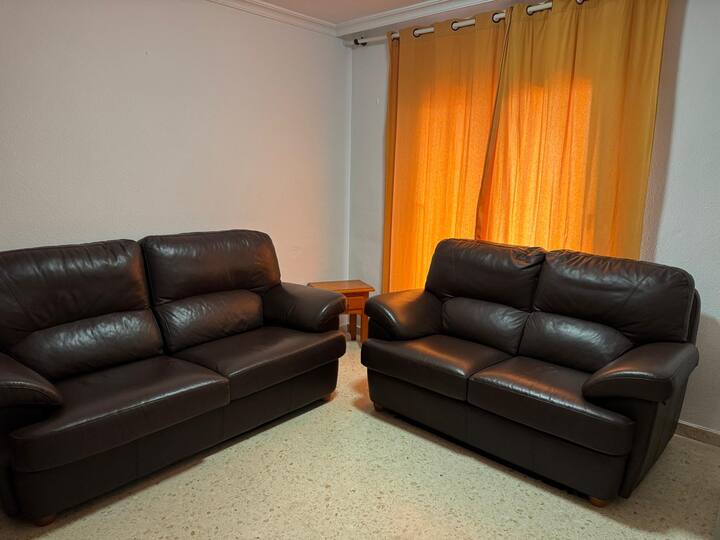 Casa Amplia Y Luminosa Con Patio, Para 6 Huéspedes - Algeciras