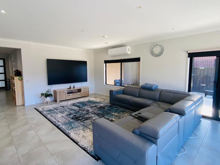 Spacious Luxury Home With Theatre Room & Big Yard - Donnybrook
