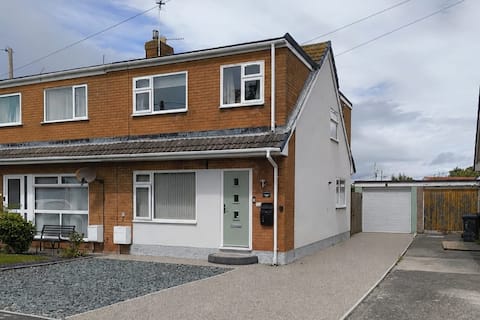 Popular Airbnb listing: Near beach - Garden - Pets - Parking - Sleeps 4 in Towyn, Kinmel Bay