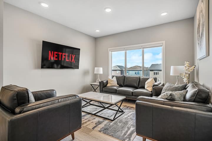 Spacious Home 4br 7 Beds With Office And Parking - Calgary