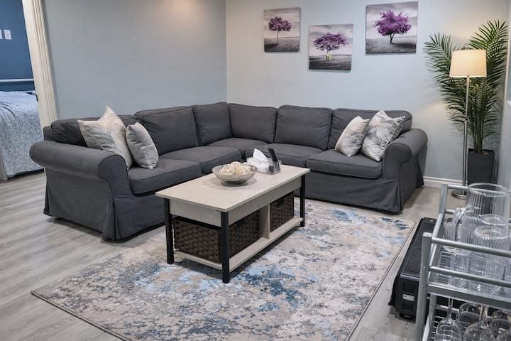 Home Basement, Friendly Family - Calgary