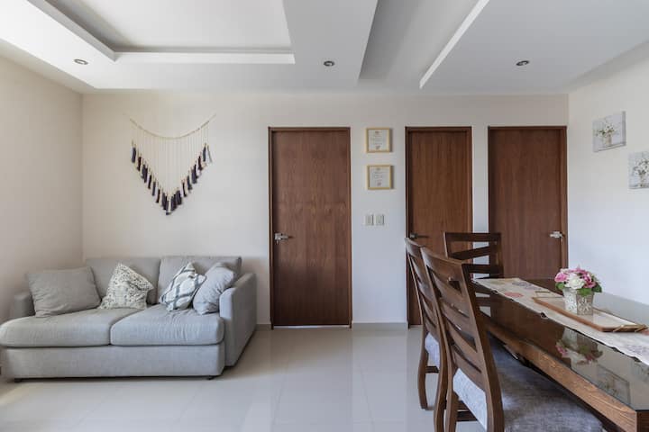 Има многу удобен двоен кауч на спуштање, оставам дополнителна постелнина и перници за поголема удобност