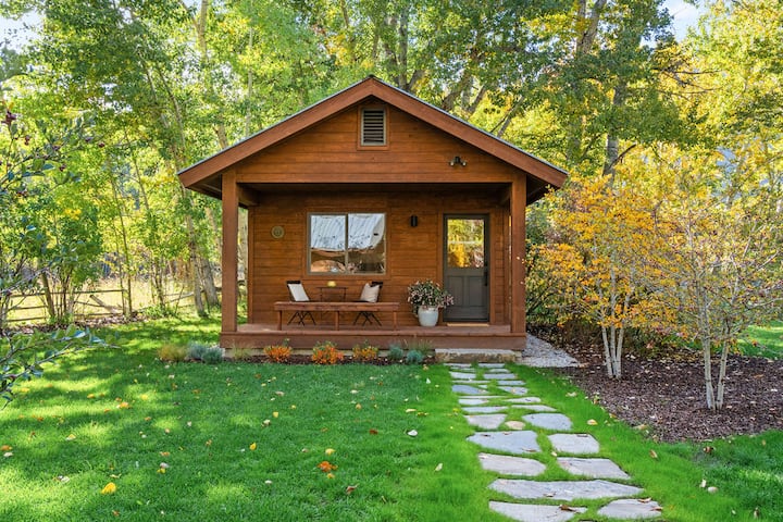 Charmant et serein chalet studio indépendant, peut accueillir 3 personnes.