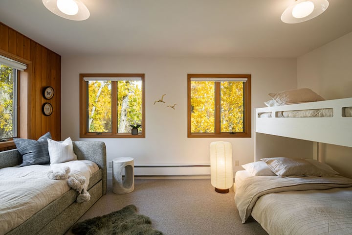 Bravez les enfants pour la charmante chambre avec vue. Lit superposé double + divan-lit avec gigogne pour 4 personnes et plus.

On pense aux enfants avec une veilleuse, du bruit blanc, des jouets, des livres et un parc pour bébé.