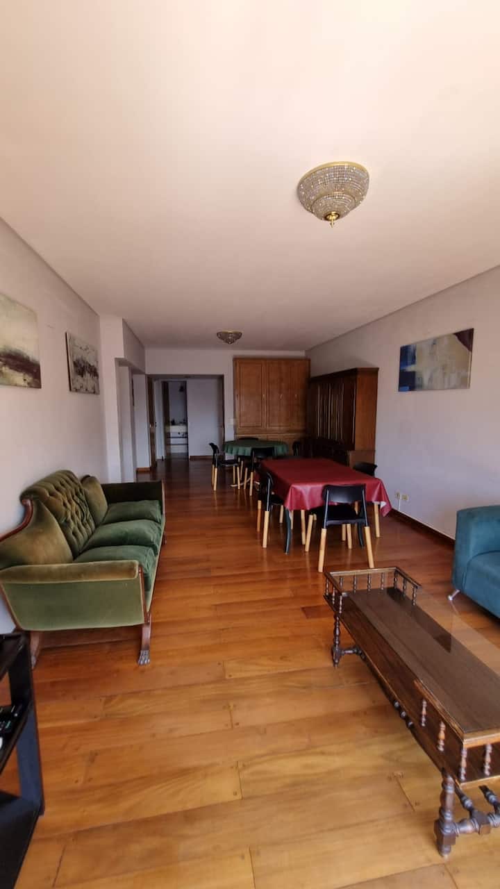 Apartamento de 4 dormitórios em Recoleta, esquina de Av. Pueyrredon e Juncal