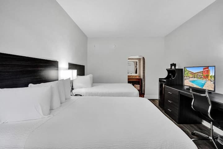 Hollywood Downtown Stay W/ Pool & Free Breakfast - Dania Beach, FL