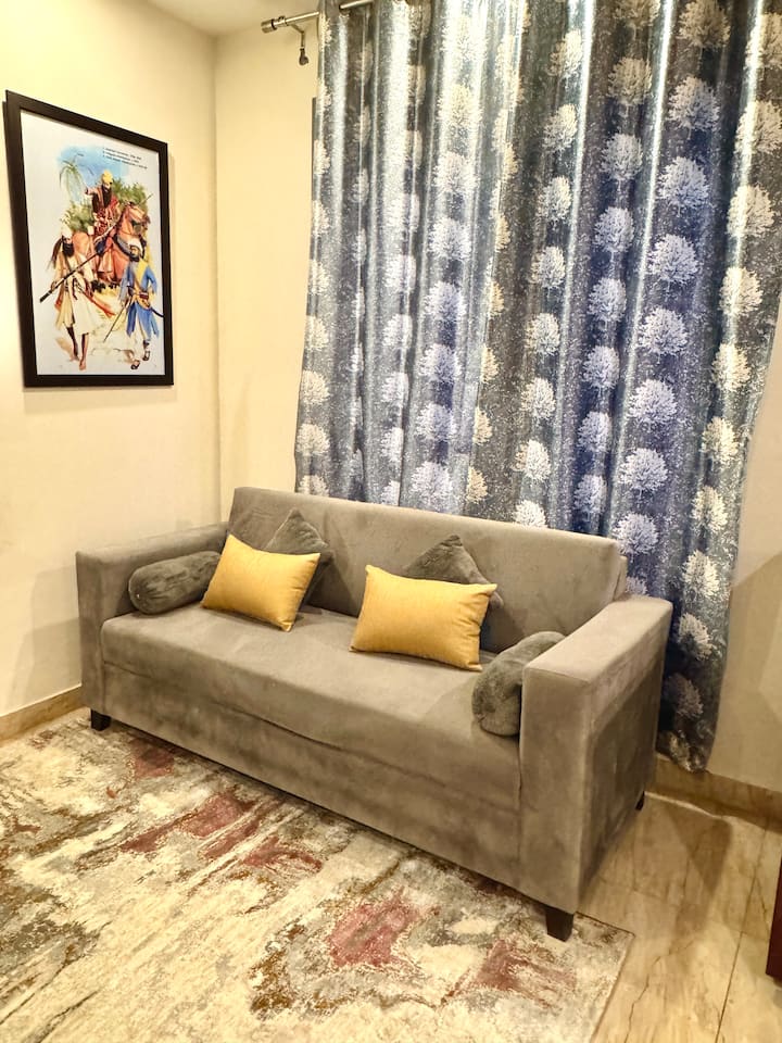 Premium Studio Oxford St | Couples & Family | Sky5 - Zirakpur