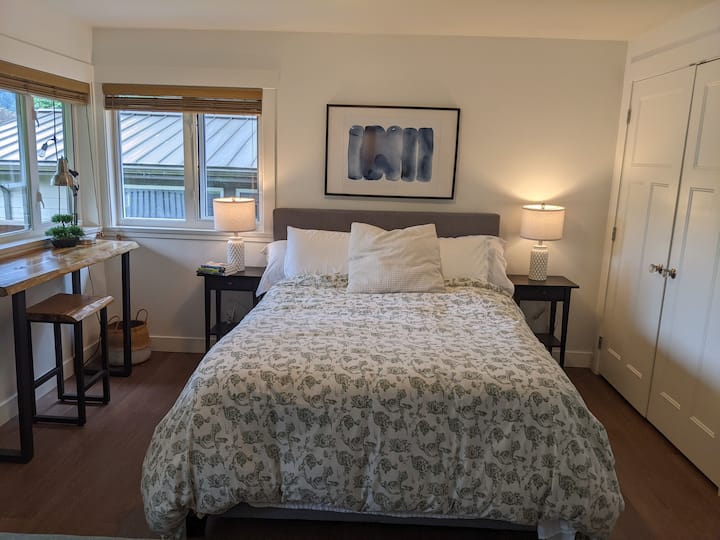 Private Patio + Deep Jacuzzi Bathtub + Cozy Bed - Squamish