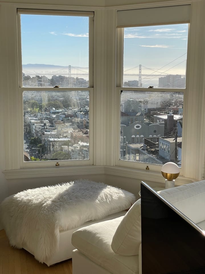 Russian Hill 2-bdrm/2-bath Suite With Amazing View - San Francisco, CA