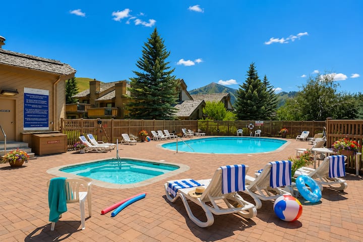 Snowcreek Retreat At Dollar | Walk To Ski + Lodge - Sun Valley, ID