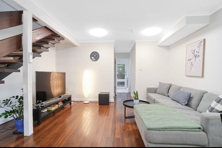 Rhodes Retreat | Pets Welcome | Walk To Station - Strathfield