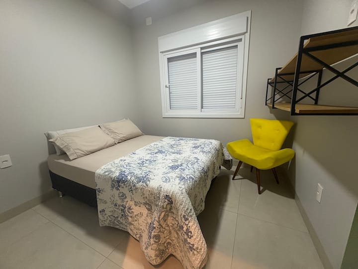 Cama doble, esta habitación tiene ventilador de techo.