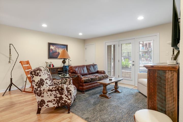 Charming 1br Condo Retreat W/ Patio & Pool {New} - Austin