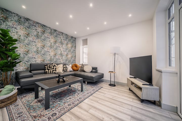 6 Bedroomhouse / 2 Bedroom Bungalow - Altrincham