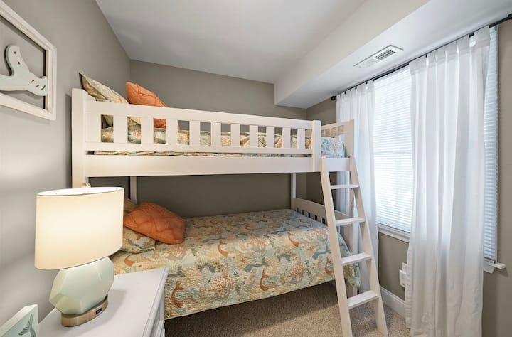 Dormitorio 1 en el primer piso con literas individuales. ¡Limpio y bien cuidado!  Colchones, sábanas y almohadas premium. 

Anticipamos que se instalarán nuevos pisos de roble blanco para el verano de 2026, pero la alfombra existente parece nueva.