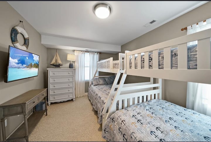 La habitación actual en el primer piso está muy bien cuidada y tiene 2 juegos de literas... Prevemos una remodelación para el verano de 2026 con nuevos pisos de madera, decoración y la conversión de esta habitación en (1) juego de literas: 1 cama matrimonial en la parte inferior y 1 cama individual en la parte superior.