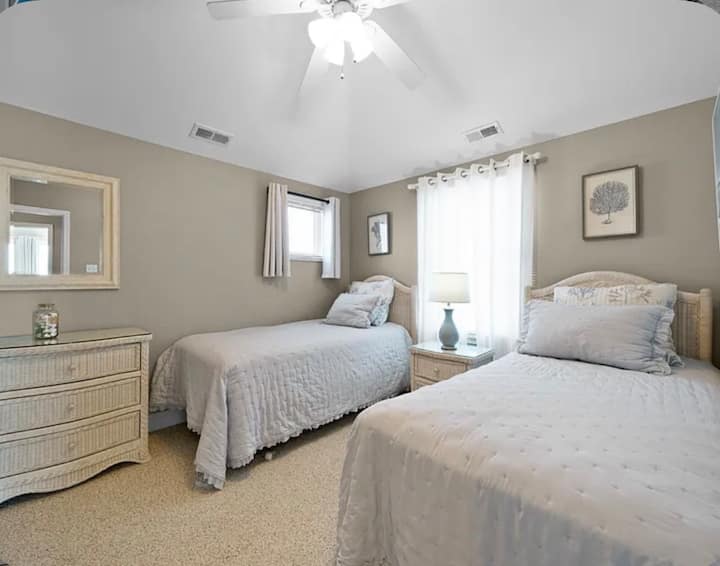 Dormitorio actual en el tercer piso, playa chic. Colchones premium y sábanas y almohadas proporcionadas.