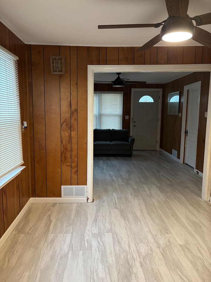 Entire Home | Large Parking Lot 420 Friendly - Aeropuerto Metropolitano del Condado de Wayne de Detroit (DTW)