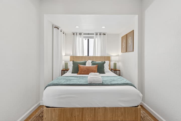 Duerma profundamente en un colchón de espuma viscoelástica de firmeza media tamaño queen de 14 pulgadas con tecnología de enfriamiento. 