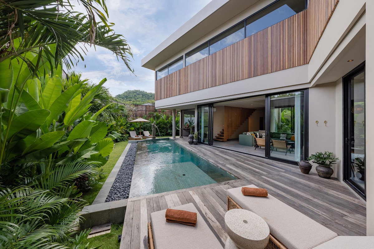 Home in South Kuta · 4 bedrooms · 5 beds · 4.5 baths, Airbnb karşılaştırması