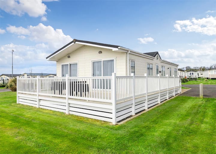 Deluxe Lodge, Parking, Ensuite, Decking & Hot Tub - Skegness