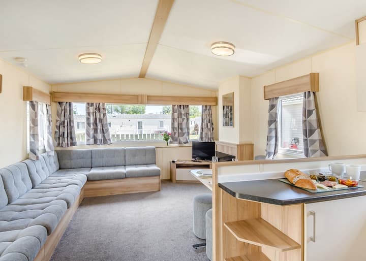 Gold 2 Bedroom Caravan, Sleeps 6 - Shanklin